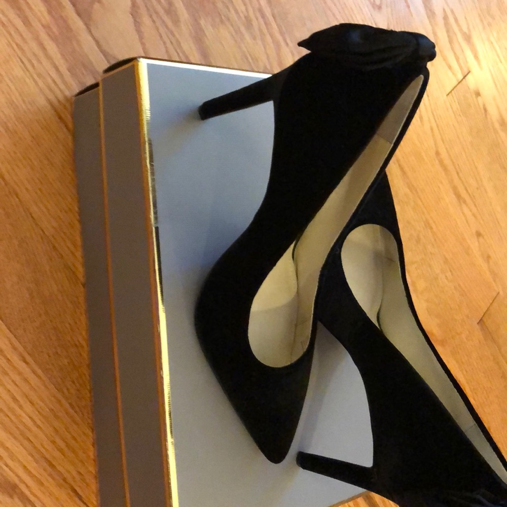 Black velvet pumps